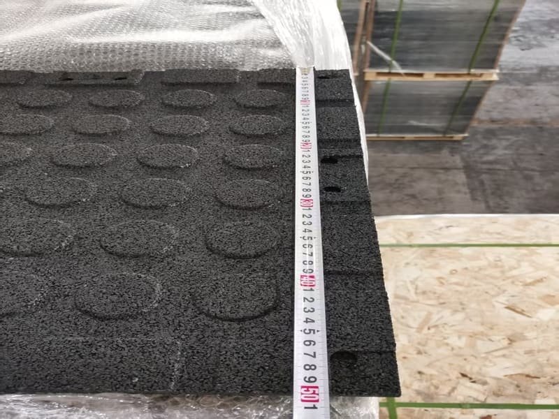 durch Chemikalien beschädigter Gummibodenbelag